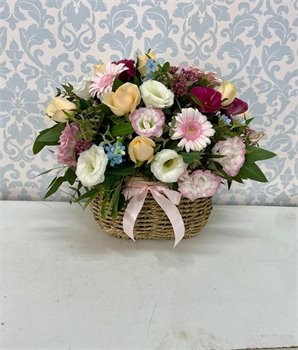 סל אובלי מלא פרחים