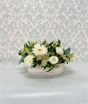 סידור שולחן בכלי קרמיקה מאורך לבן